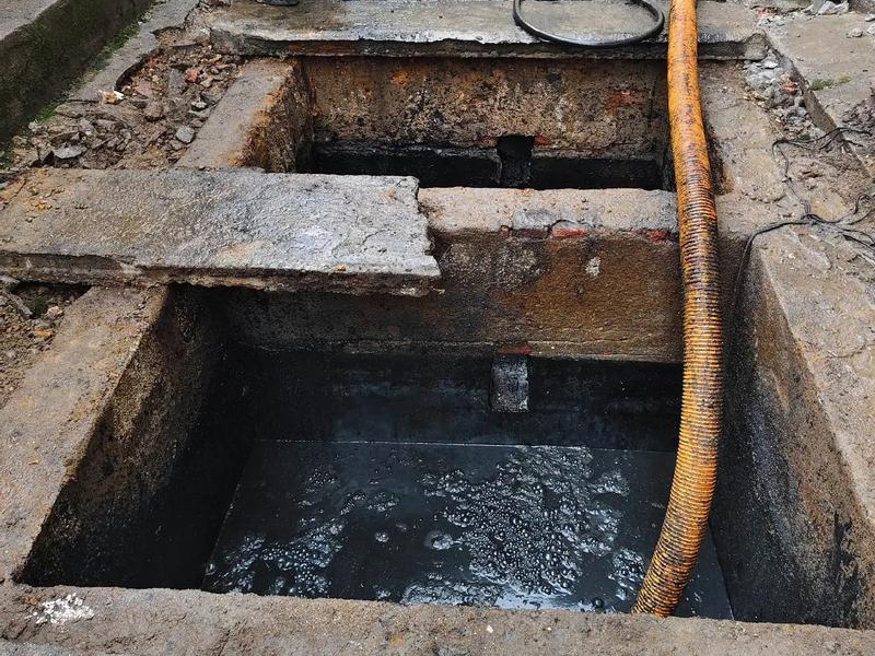 钟阜路清理化粪池